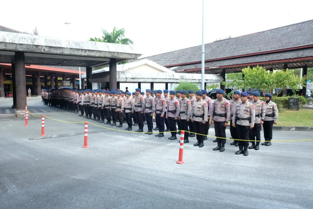 300 personel Brimob Kaltim dan Bali diberangkatkan ke Kalbar untuk menangani karhutla. (Foto: Polri)