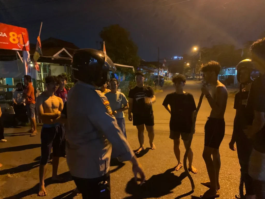 Kelompok remaja diduga membawa senjata tajam di kawasan Perum 1 Pontianak. (Foto: Res-Pontianak)
