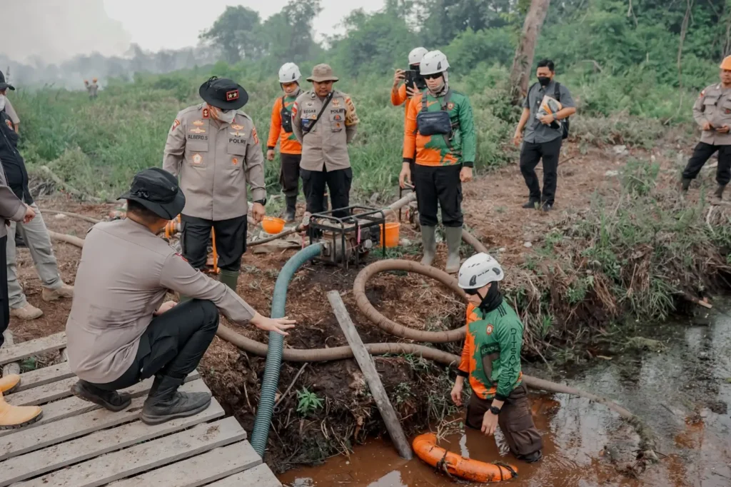Kapolda Kalbar Irjen Pol Alberd Teddy Sianipar mengecek lokasi karhutla di lahan gambut Kubu Raya. (Foto: Hms-Polda Kalbar)