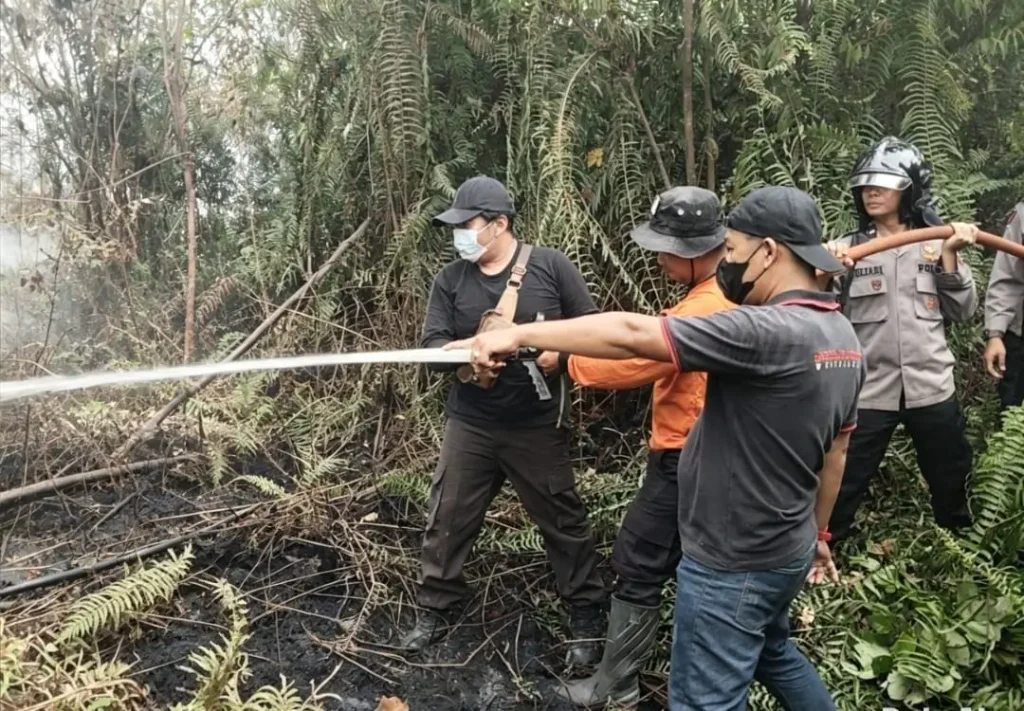 Tim gabungan menyisir dan melakukan pendinginan sisa bara karhutla di Sungai Rasau, Singkawang Utara. (Foto: Res-Skw)