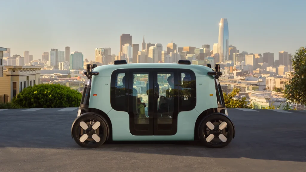 Robotaxi berbayar Zoox tanpa pengemudi siap beroperasi di jalan raya Las Vegas, Amerika Serikat.