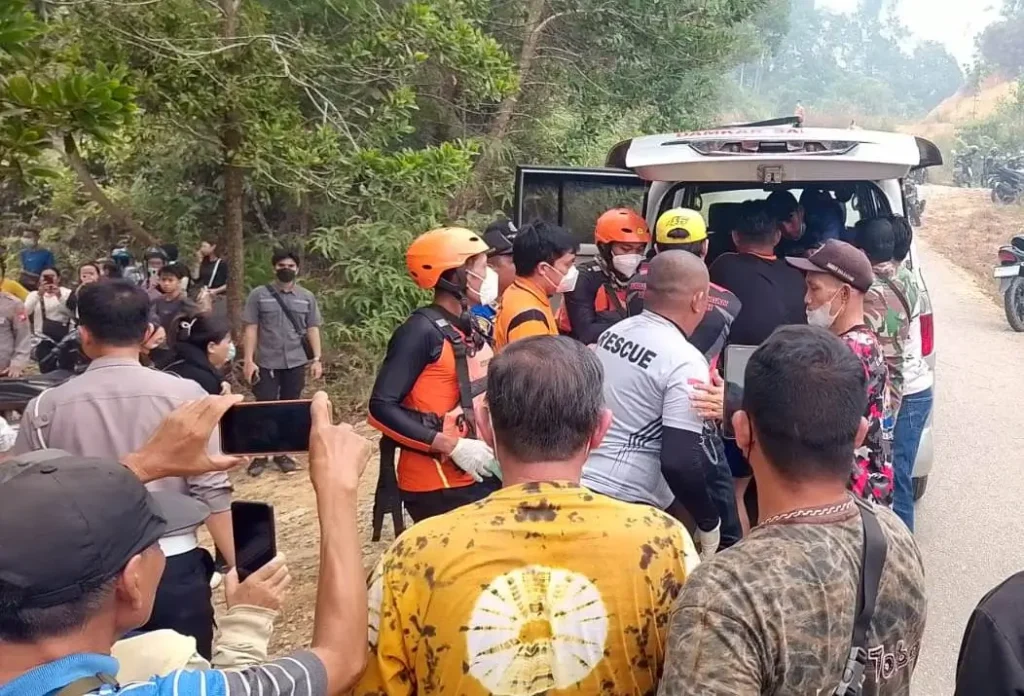 Tim gabungan mengevakuasi pria yang tenggelam saat mencari ikan di Riam Laverna, Sanggau. (Res-Sgu)