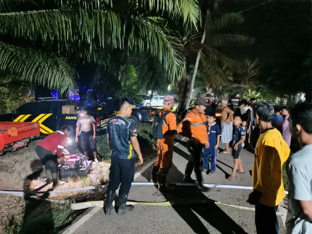 Tim gabungan memadamkan karhutla di Sukadana Kayong Utara hingga dini hari. (Res-KKU)