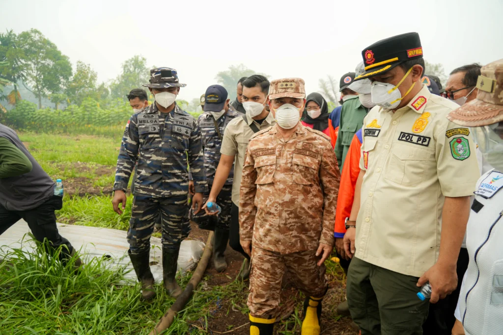 Gubernur Kalbar Ria Norsan meninjau lokasi karhutla dan menyerahkan bantuan untuk tim pemadam di Wonodadi, Kubu Raya.