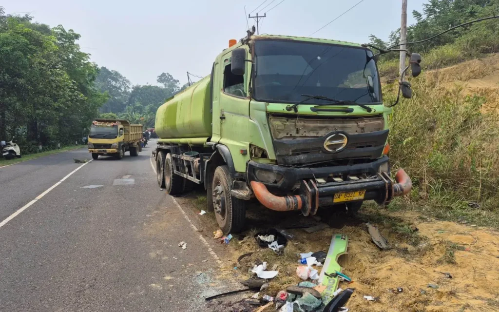 Kecelakaan truk tangki dan mobil pickup terjadi di Jalan Transkalimantan ruas Tayan–Batang Tarang, Sanggau, Jumat (18/9/2026). (Res-Sgu)