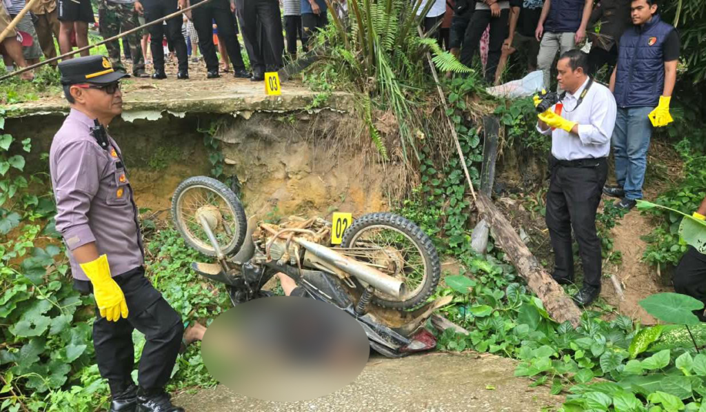 Polisi melakukan olah TKP di lokasi penemuan pria tewas tertimpa sepeda motor di Dusun Lape, Sanggau. (Foto: Res-Sgu)