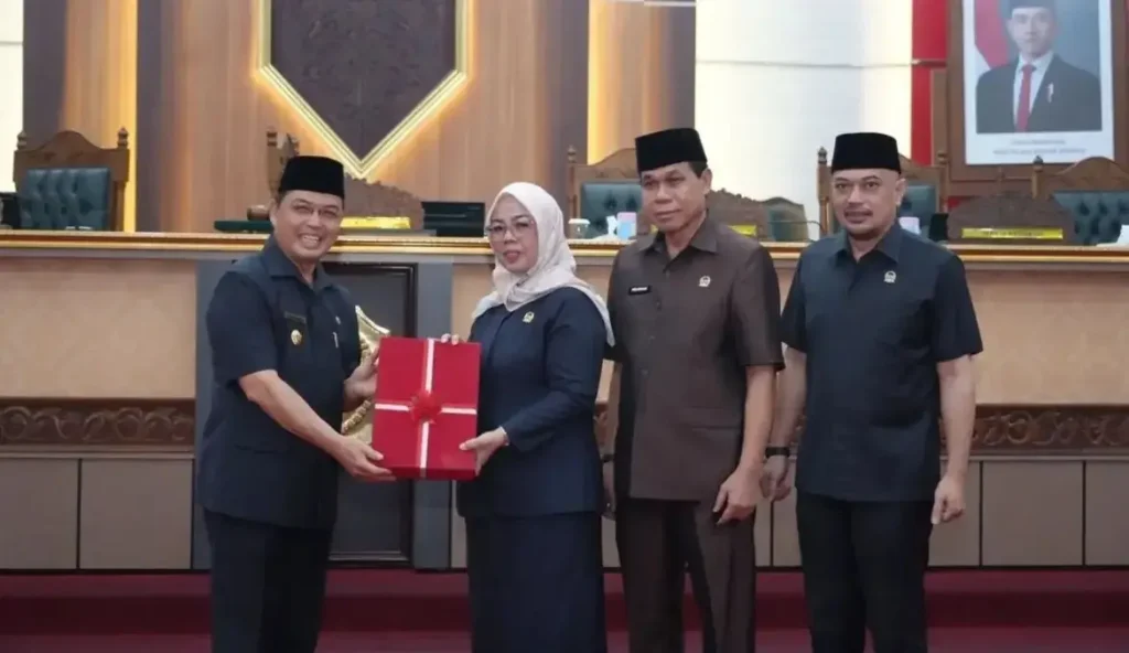 Gubernur Kalbar Ria Norsan menyampaikan Nota Penjelasan APBD Perubahan Kalbar 2026 dalam Rapat Paripurna DPRD Kalbar.