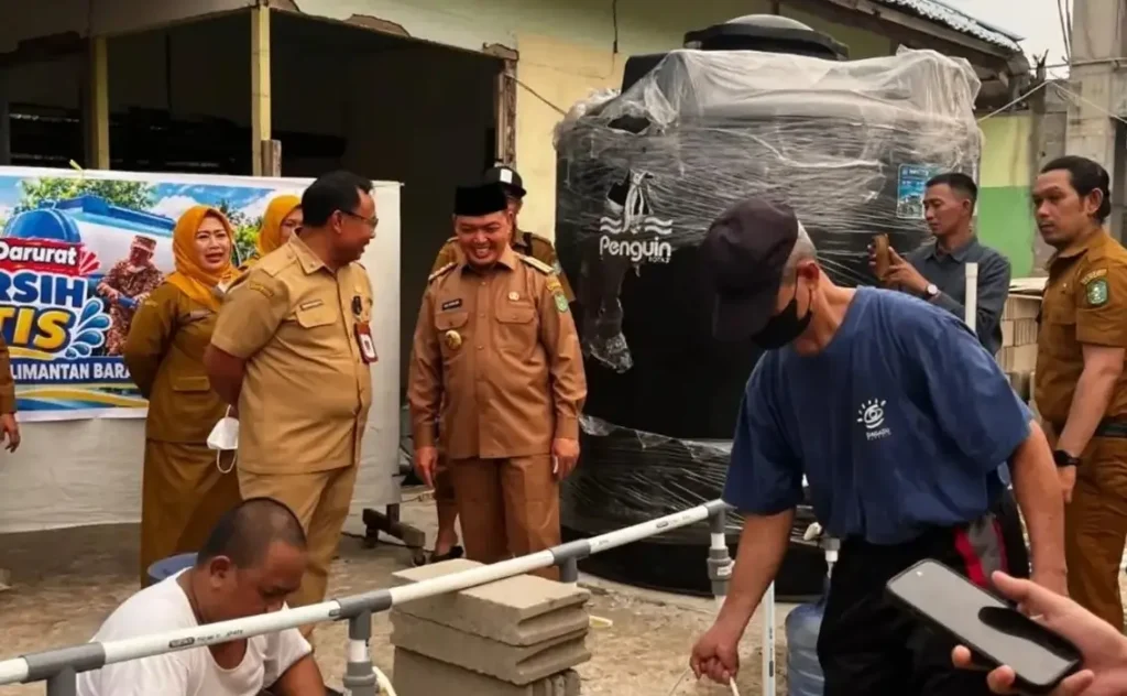 Gubernur Kalbar Ria Norsan meninjau penyaluran air bersih untuk warga Pontianak.