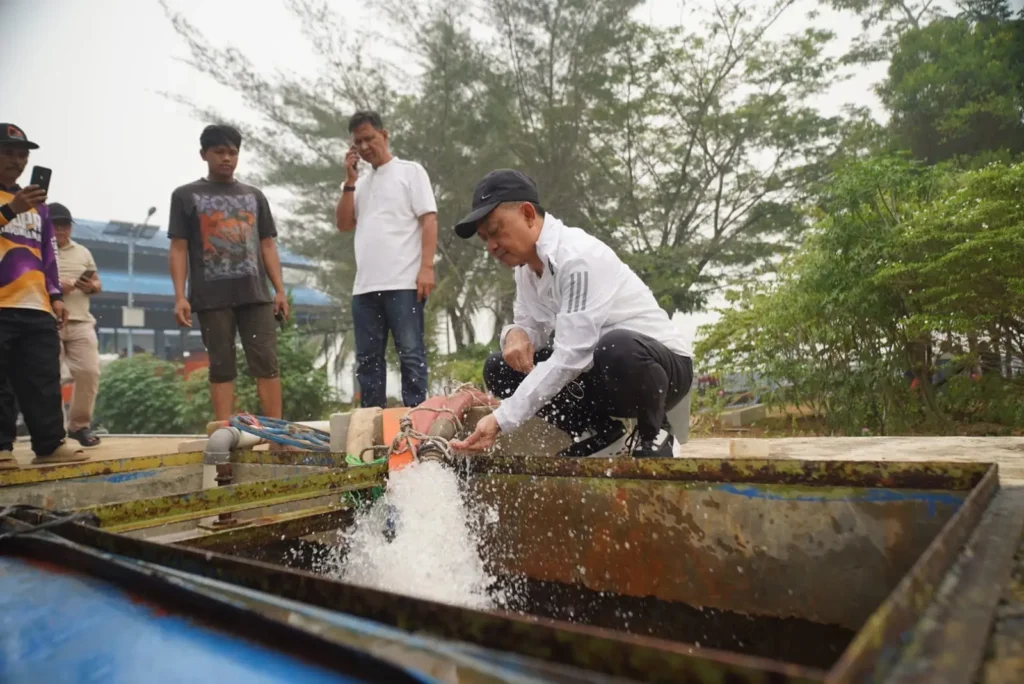 Wali Kota Pontianak Edi Rusdi Kamtono mengecek air tawar yang dibawa menggunakan tongkang dari Terentang di IPA Parit Mayor, Minggu (20/9/2026).