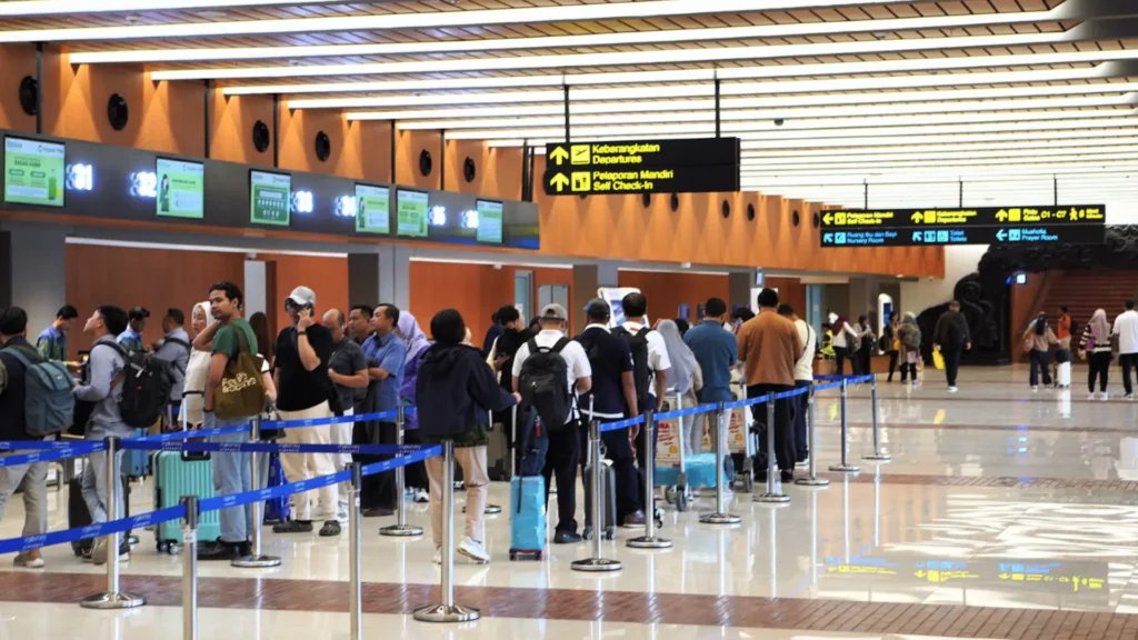 Abu vulkanik Gunung Anak Krakatau berdampak pada operasional Bandara Soekarno-Hatta. (Foto: soekarnohatta.injourneyairports)
