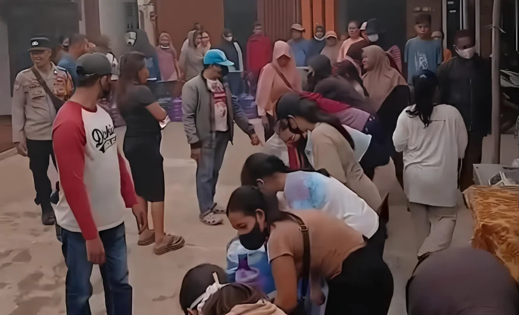 Mitra Jurnalis Kubu Raya menyalurkan air minum dan masker kepada warga terdampak karhutla di Sungai Ambawang. (Prokopim KKR)