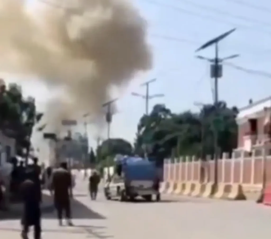 Ledakan bom mobil di masjid dekat kompleks markas kepolisian di Distrik Kohat, Pakistan, menewaskan sedikitnya 21 orang dan melukai 80 lainnya. (Foto: x.com/War_crazy44)