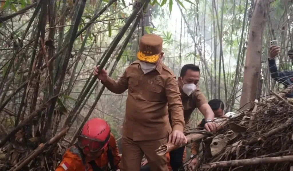 Gubernur Ria Norsan ikut memadamkan karhutla di kawasan Bukit Peramas, Kayong Utara.
