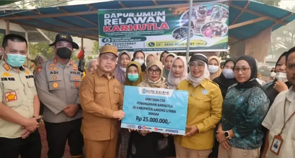 Gubernur Ria Norsan menyerahkan bantuan pangan dan dana untuk dapur umum relawan karhutla di Sukadana, Kayong Utara.