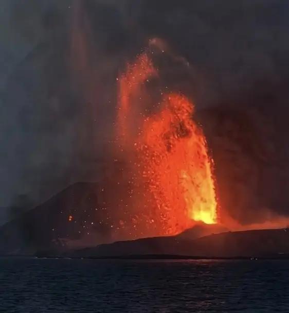 Erupsi Gunung Anak Krakatau menyemburkan abu vulkanik di kawasan Selat Sunda.