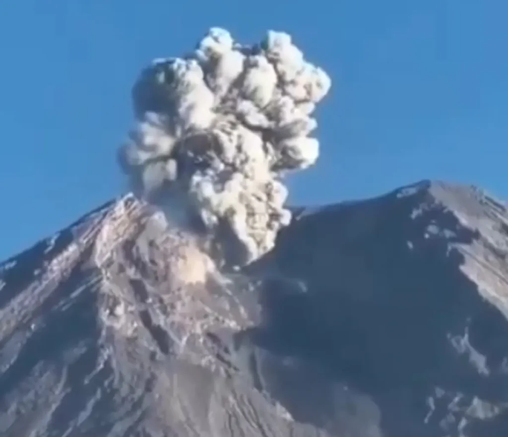 Gunung Semeru kembali erupsi pada 7 September 2026 saat berstatus Level III Siaga. (Foto: x.com/haixensen)