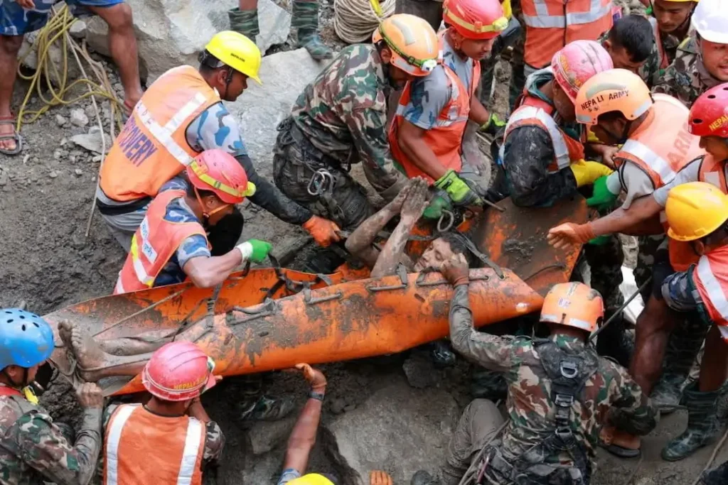 Tim SAR mencari korban bencana banjir bandang dan runtuhnya gunung es di perbatasan Nepal-Cina. (Foto: x.com/Scary_peeps)