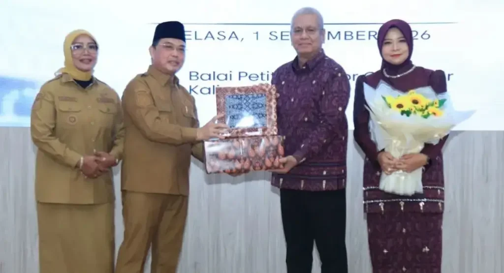 Gubernur Kalbar Ria Norsan bersama Sekda Kalbar Harisson dalam acara pelepasan purna tugas.