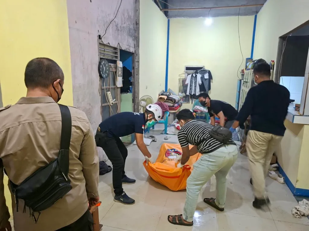 Polisi mengevakuasi juru parkir yang ditemukan meninggal di rumahnya di Sungai Ambawang. (Foto: Res-KKR)