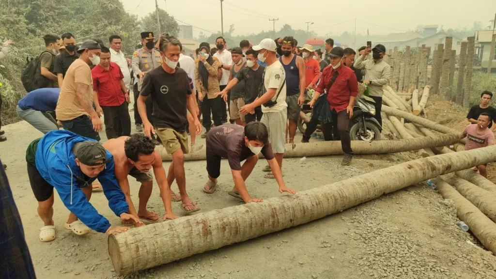 Warga memblokade Jalan Trans Kalimantan kilometer 37,5 Kubu Raya akibat debu proyek jalan. (foto: Res-KKR)