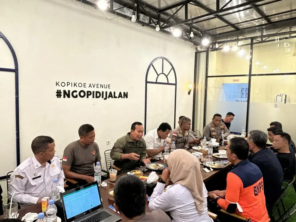 Rapat lintas sektor Pemkab Kubu Raya membahas distribusi air bersih bagi warga terdampak karhutla. (Res-KKR)