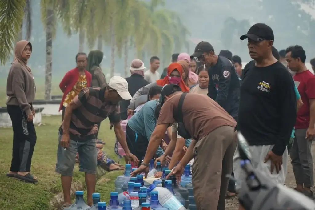 Polres Kubu Raya dan Satbrimob Polda Kalbar menyalurkan ribuan liter air bersih kepada warga terdampak krisis air. (Res-KKR)