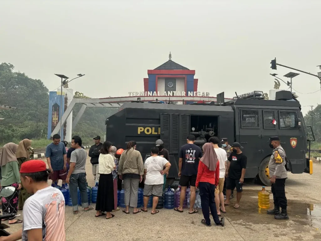Polres Kubu Raya menyalurkan 6.000 liter air bersih kepada sekitar 150 warga Sungai Ambawang menggunakan Water Cannon. (Res-KKR)