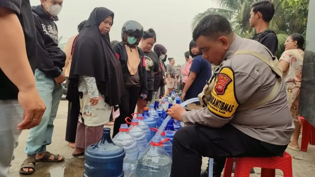 AWC Polres Kubu Raya mengangkut dan menyalurkan 36 ton air bersih kepada warga terdampak kemarau dan karhutla. (Res-KKR)