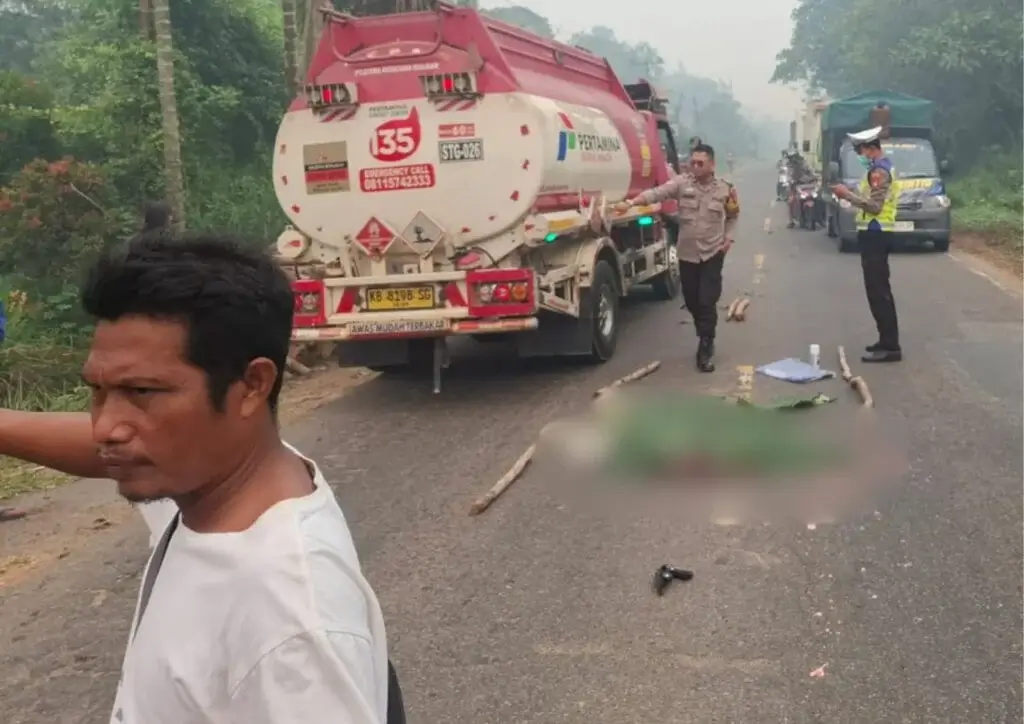 Kecelakaan truk trailer dan dua sepeda motor di Jalan Trans Kalimantan KM 22, Kubu Raya. (Res-KKR)