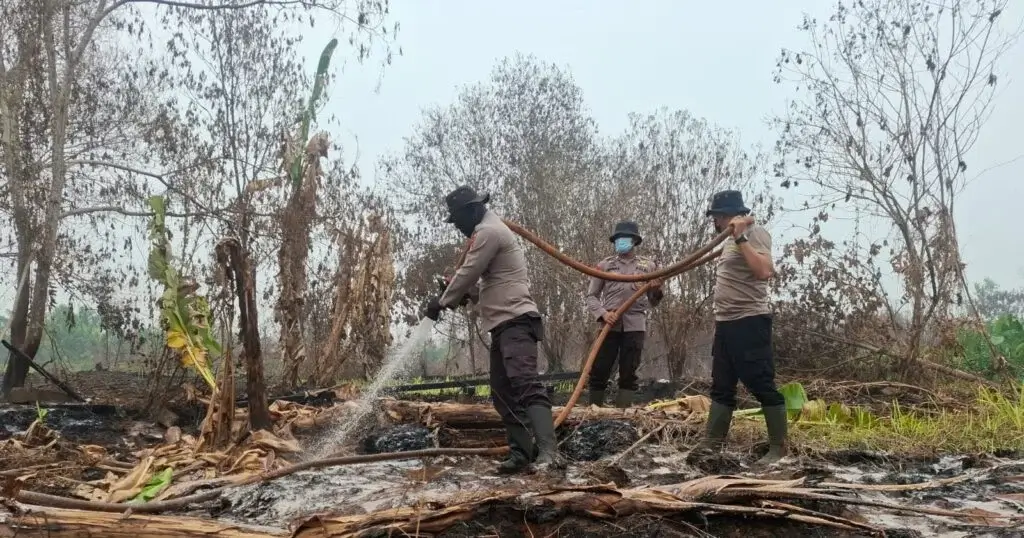 : Tim Operasi Kontinjensi Aman Nusa II melakukan pendinginan dan pembasahan lahan bekas karhutla di Kubu Raya menggunakan cairan X-Fire. (Res-KKR)