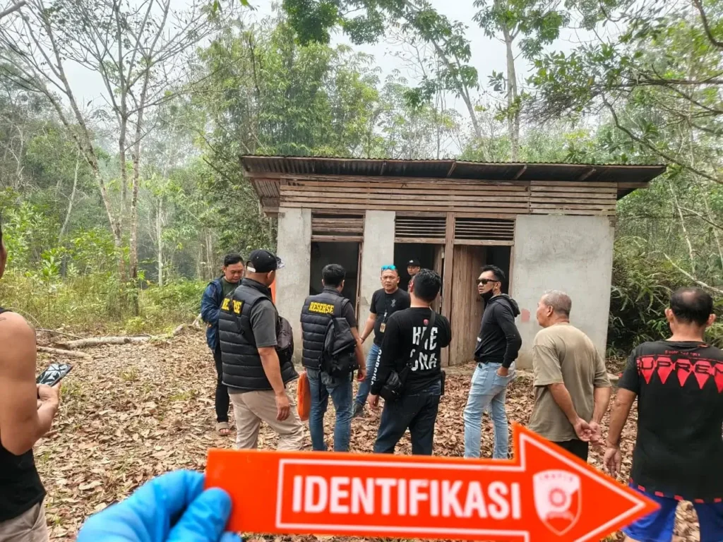 Polisi melakukan olah TKP setelah pria 27 tahun ditemukan meninggal di kawasan Rumah Pelangi Kubu Raya. (Res-KKR)