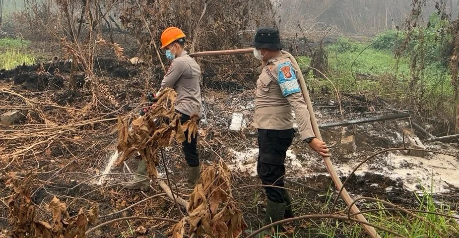 Petugas memadamkan dua titik karhutla di Desa Limbung Kubu Raya menggunakan cairan X-Fire. (Foto: Res-KKR)