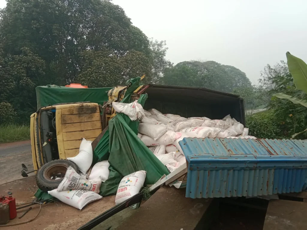 Dua truk terlibat kecelakaan di Jalan Trans Kalimantan Km 48, Desa Lintang Batang, Kubu Raya. (Foto: Res-KKR)