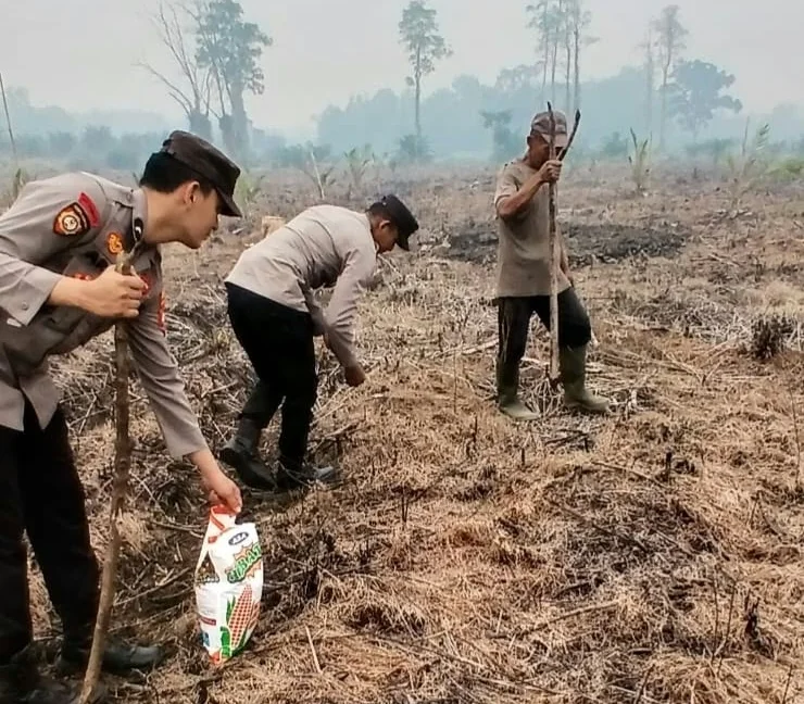 Polsek Sungai Kakap bersama petani menanam jagung di Kecamatan Sungai Kakap, Kubu Raya. (Foto: Res-KKR)