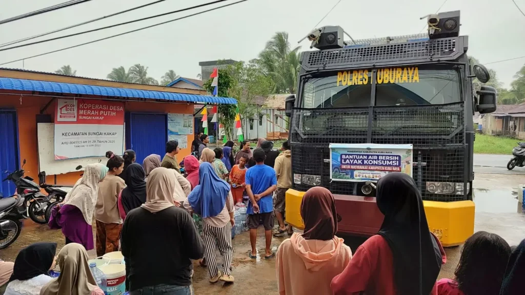 Warga Sungai Kakap menerima bantuan air bersih di tengah kemarau panjang. (Foto: res-KKR)