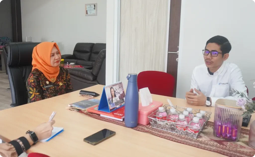 Audiensi Bapperida Kalbar bersama PT Solusi Sinergi Borneo membahas rencana internet gratis Starlite untuk sekolah dan puskesmas. (Foto: Bapperida Kalbar)