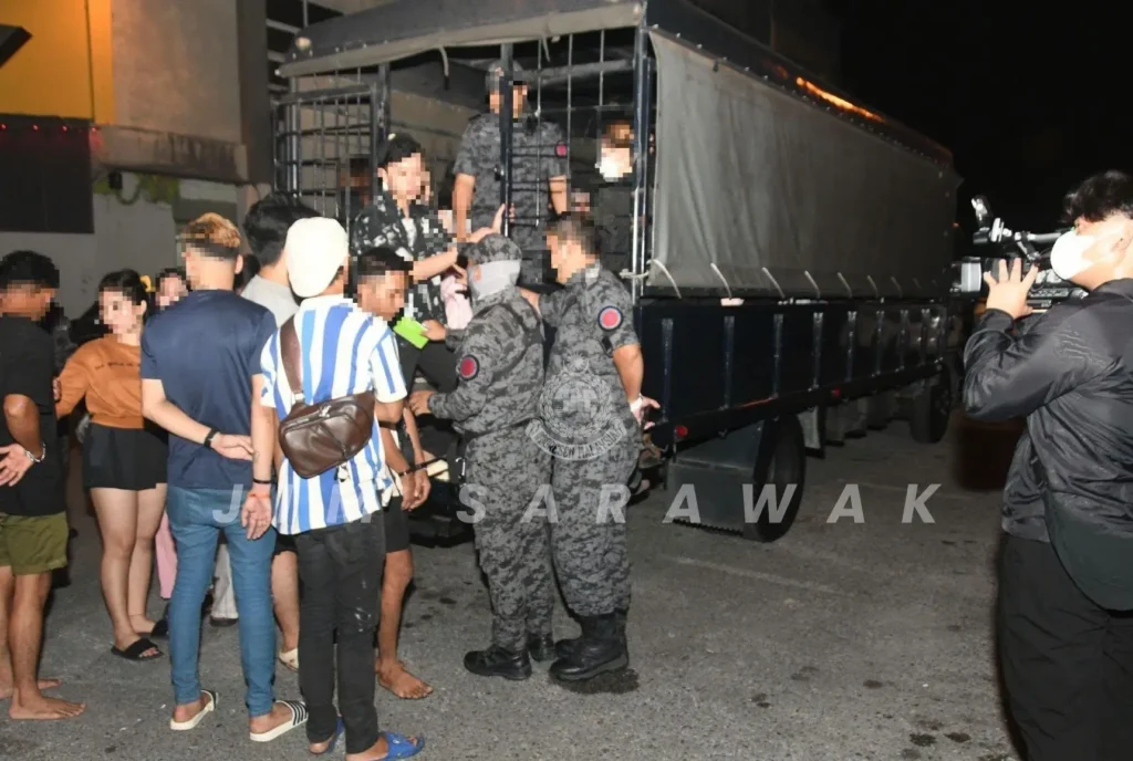 Petugas JIM Sarawak mengamankan WNI dalam operasi penguatkuasaan di Kuching, Sarawak.