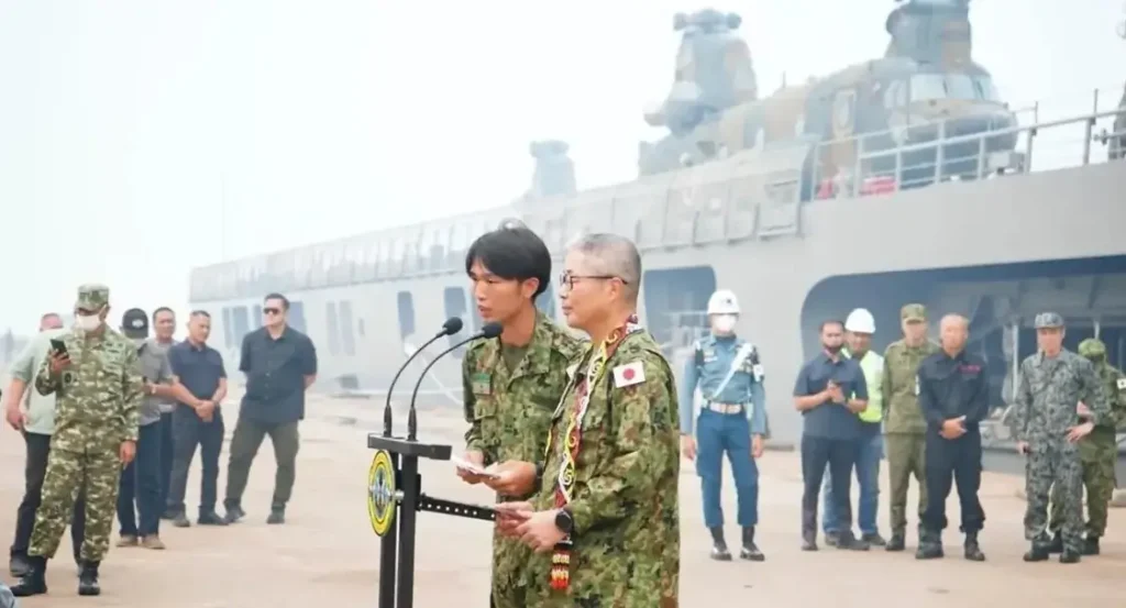 Kapal JS Kunisaki membawa tiga helikopter CH-47 Chinook untuk mendukung pemadaman karhutla di Kalimantan Barat.