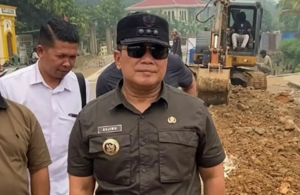 Bupati Kubu Raya Sujiwo meninjau pembangunan Jalan Kuala Dua–Sungai Asam. (Foto: Prokopim KKR)