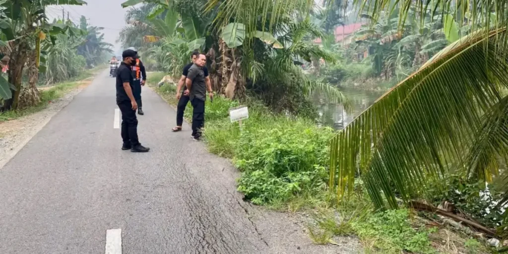 Bupati Kubu Raya Sujiwo meninjau badan Jalan Punggur-Parit Sarim yang amblas dan bergeser. (Foto: Prokopim KKR)