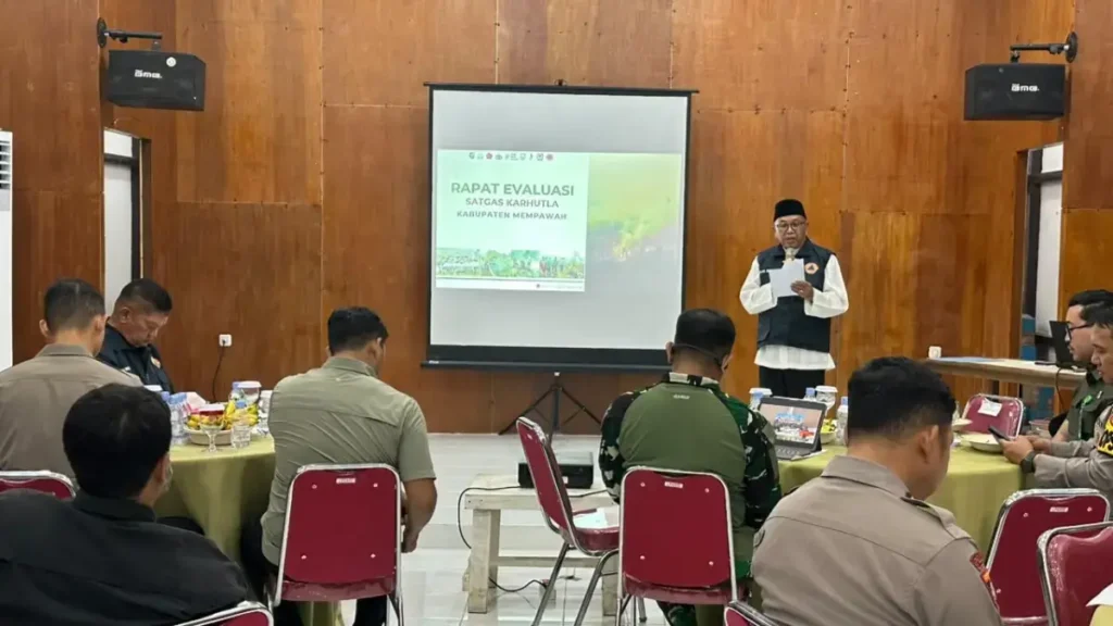 Wakil Bupati Mempawah Juli Suryadi Burdadi memimpin rapat evaluasi Satgas Karhutla di Aula LLKUKM Mempawah, Selasa (22/9/2026). (IST)