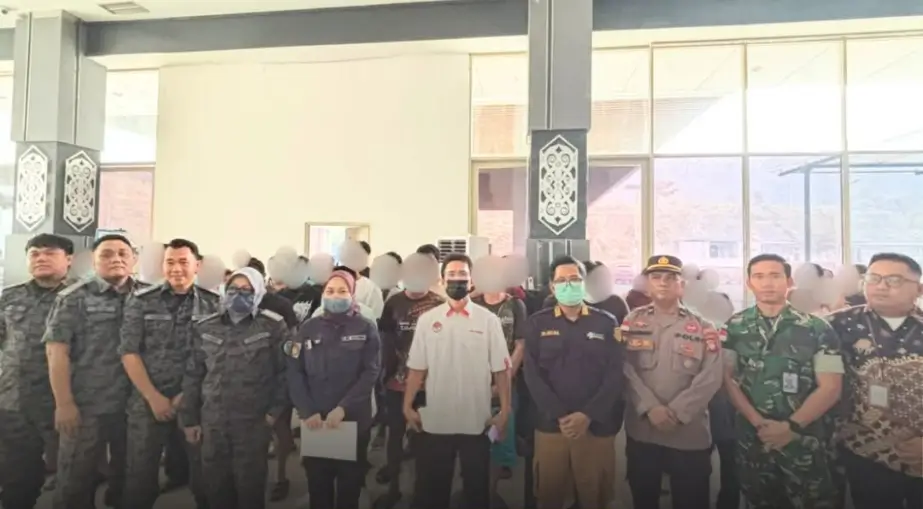 KJRI Kuching mendampingi pemulangan 63 WNI dan PMI bermasalah dari Sarawak melalui Tebedu menuju PLBN Entikong. (KJRI Kuching)
