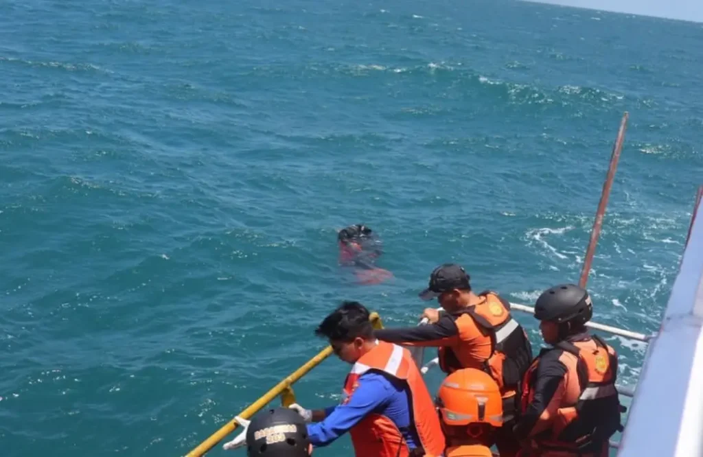 Tim SAR melanjutkan pencarian korban KMP Virgo Transport 8 di Perairan Laut Jawa. (SAR Banjarmasin)