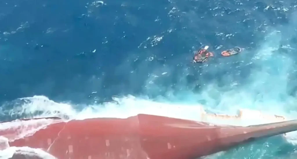 Tim SAR mencari korban kapal Virgo Transport 8 yang tenggelam di Laut Jawa. (Foto: Basarnas)
