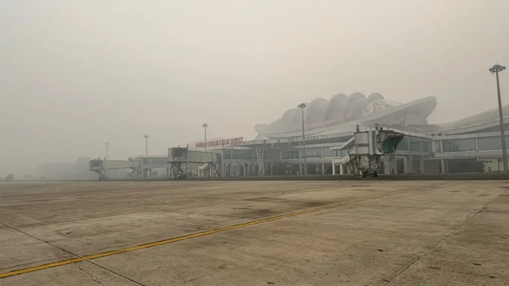 Kabut asap karhutla menurunkan jarak pandang dan mengganggu penerbangan di Kalimantan Barat. (Foto: hubud.kemenhub)