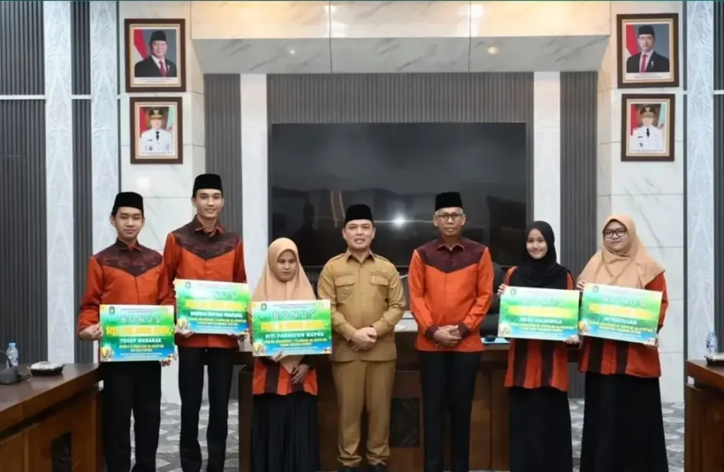 Gubernur Kalbar Ria Norsan menyerahkan tali asih kepada Kafilah MTQ Kalbar yang berprestasi di tingkat nasional.