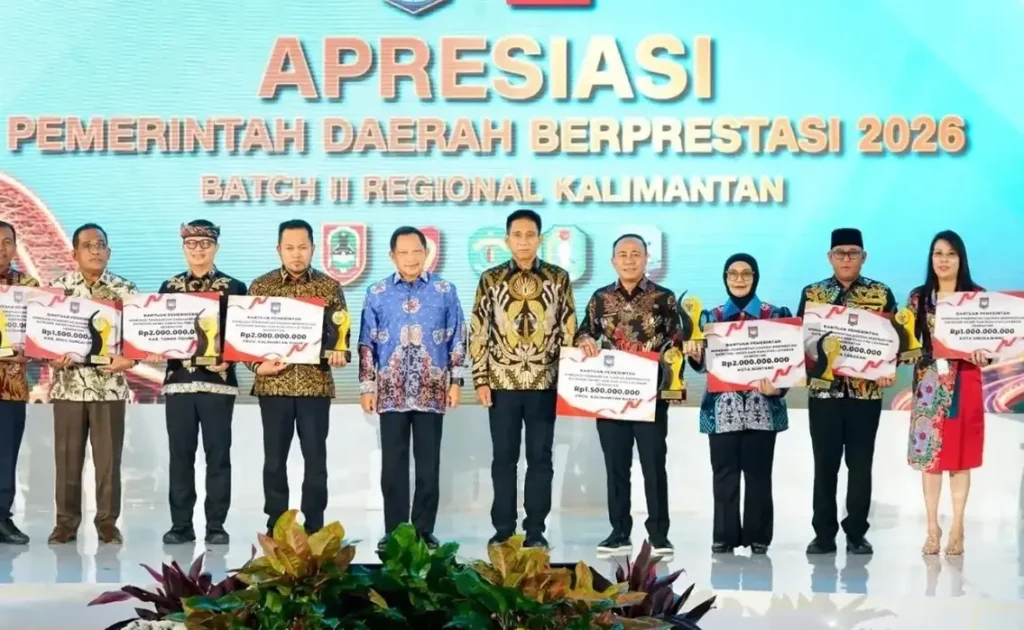 Wakil Gubernur Kalbar Krisantus Kurniawan menerima penghargaan Pemerintah Daerah Berprestasi 2026.