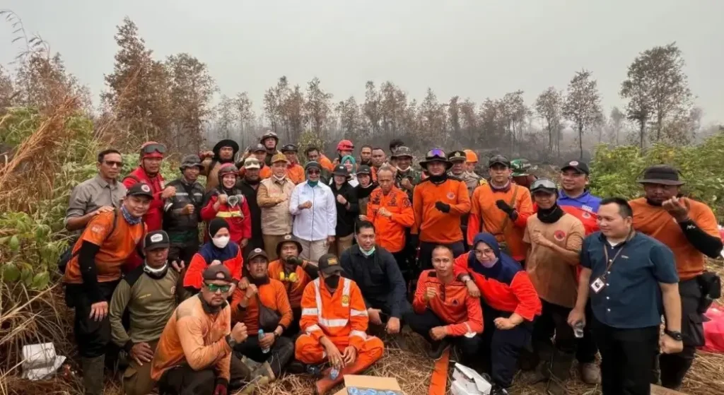 Gubernur Kalbar Ria Norsan makan bersama relawan saat meninjau penanganan karhutla di Pelang, Ketapang.
