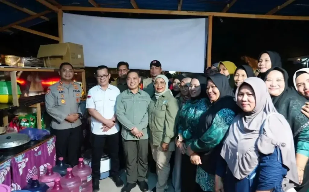 Gubernur Ria Norsan dan Erlina Ria Norsan meninjau dapur umum gotong royong warga untuk membantu penanganan karhutla di Kayong Utara.