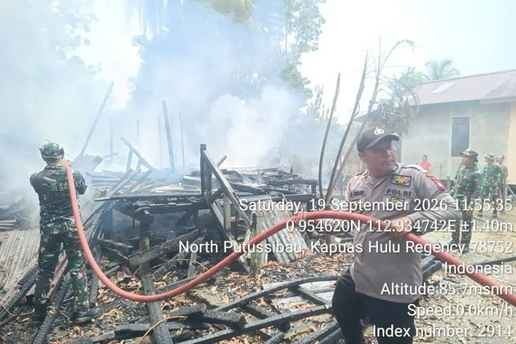 Petugas memadamkan kebakaran rumah kayu milik anggota TNI di Kapuas Hulu. (Res-Kapuas Hulu)